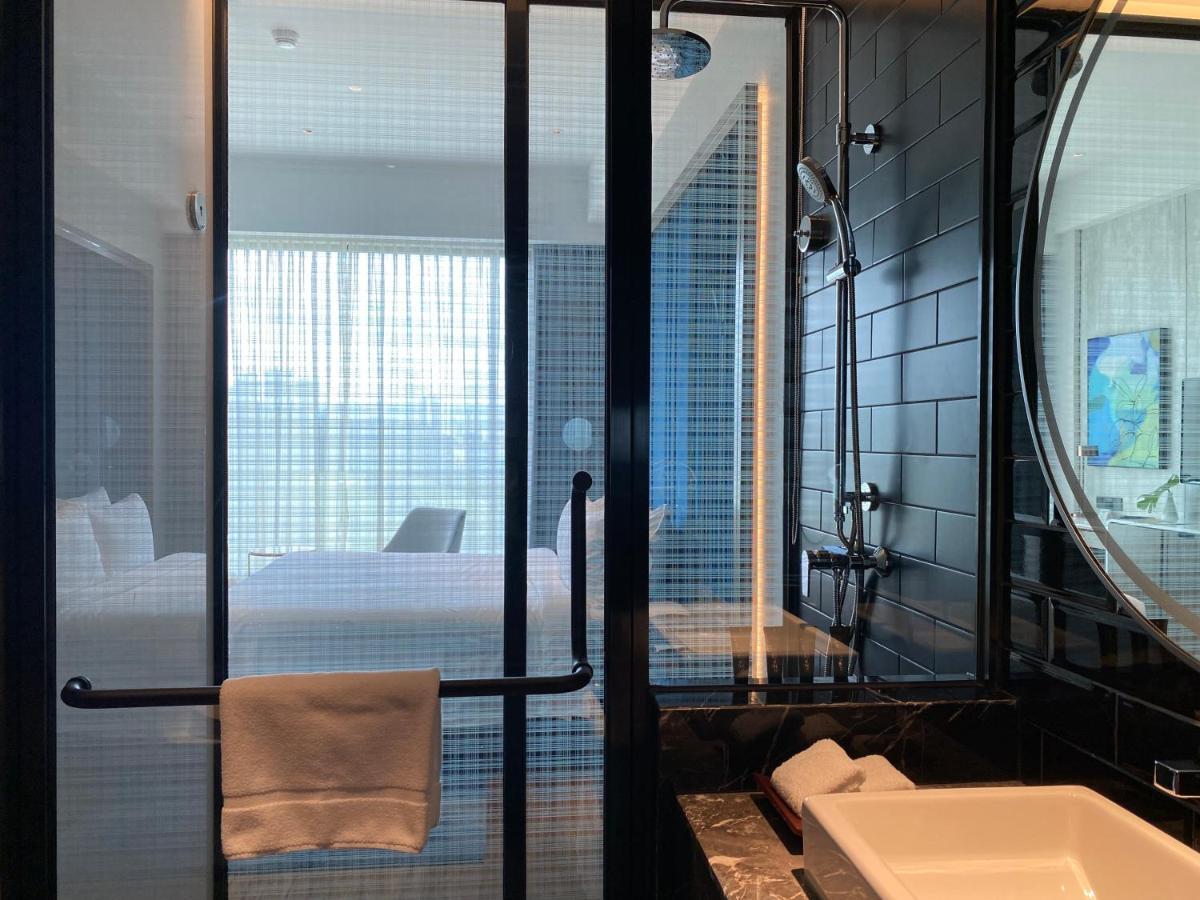 M Resort & Hotel 吉隆坡 外观 照片 Bathroom of a Deluxe Room