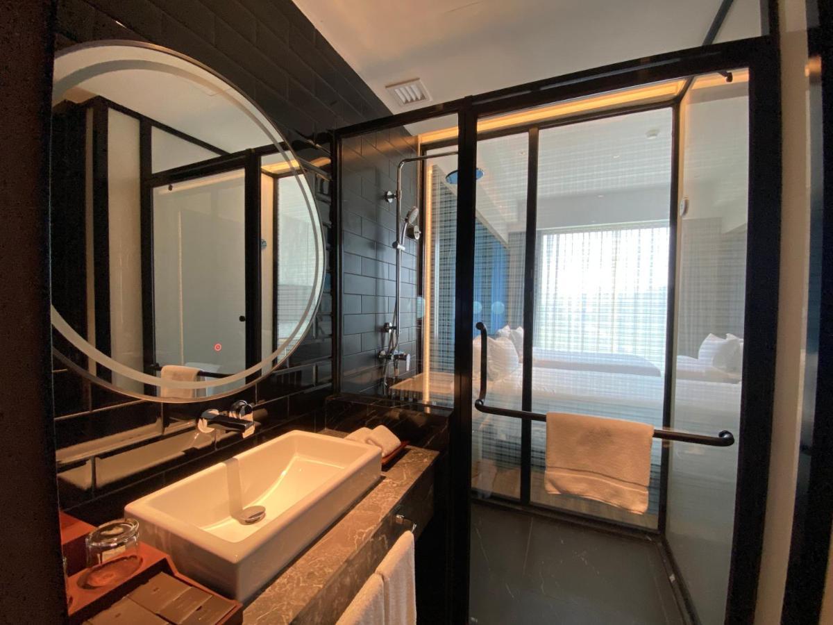 M Resort & Hotel 吉隆坡 外观 照片 Bathroom of a room at the hotel